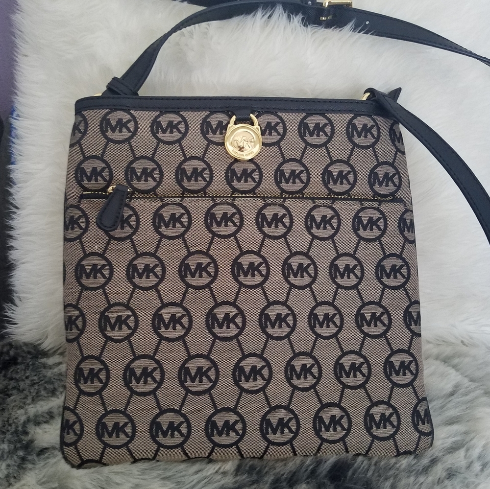 MICHAEL KORS Monogram Signature Large Pocket Crossbody Bag Black NWOT - Picture 2 of 15